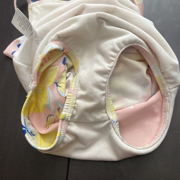 Carter’s baby girl cross cross ruffle floral print swimsuit size 9M EUC - Picture 4 of 4